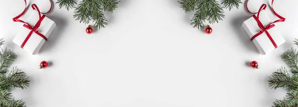 Творческая Рамка Еловых Ветвей Белом Бумажном Фоне Красным Декором Подарочные — стоковое фото