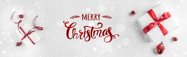 圣诞礼品盒与红色丝带和装饰在白色背景 圣诞节和新年快乐的主题 平面布局 顶部视图 宽构图 — 图库照片