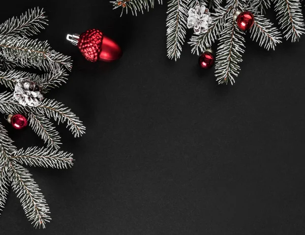 Creatieve Lay Out Frame Gemaakt Van Kerstboom Takken Dennenappels Geschenk — Stockfoto