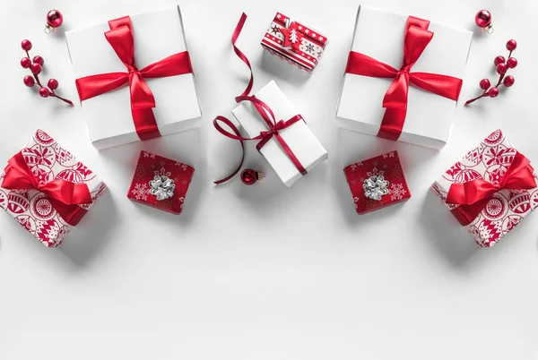 赤いリボンと白い背景の装飾クリスマス ギフト ボックス クリスマスと幸せな新年のテーマは フラット横たわっていた トップ ビュー — ストック写真