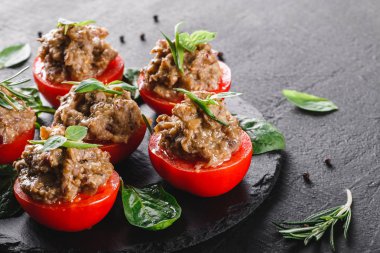 Domates ile vejetaryen meze, salata ızgara patlıcan ve otlar üzerinde siyah şeyl siyah taş zemin kurulu. Yeme, vegan gıda kavramı temiz. Üstten Görünüm, düz yatıyordu