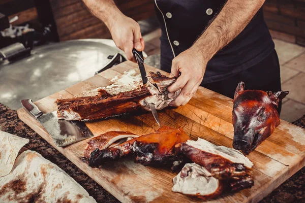 Chef Mãos Cortando Porco Grelhado Grelhado Para Bifes Com Faca — Fotografia de Stock
