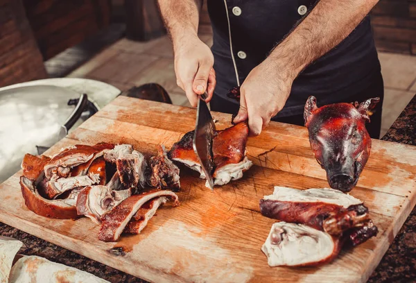 Chef Kok Handen Snijden Gegrilde Gegrild Varkensvlees Voor Steaks Met — Stockfoto