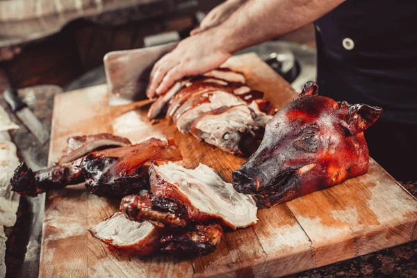 Chef Mãos Cortando Porco Grelhado Grelhado Para Bifes Com Faca — Fotografia de Stock