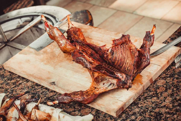 Cordeiro Grelhado Inteiro Tábua Corte Pratos Carne Quente — Fotografia de Stock