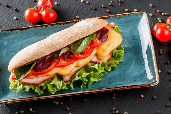 Sandwichs Frais Avec Jambon Fromage Bacon Tomates Laitue Dans Une — Photo