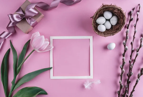 Ovos Páscoa Ninho Flores Tulipas Fundo Rosa Com Armação Carta — Fotografia de Stock