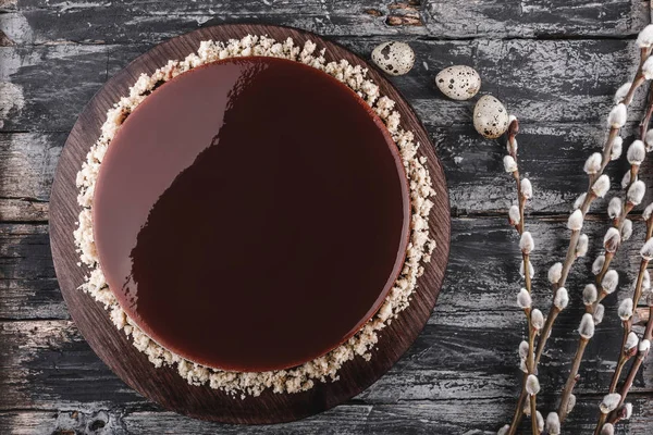 Påsk kaka med spegel glasyr choklad på rustika bakgrund med vårblommor, vaktelägg. Glad påskfirande. Ovanifrån, platt låg — Stockfoto