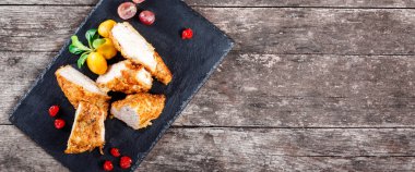 Izgara tavuk göğsü sebze ve meyveleri ahşap arka plan üzerinde taş arduvaz arka plan üzerine kapatın. Sıcak et yemekleri. Üstten Görünüm