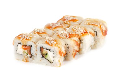 Suşi Roll - Maki Sushi füme yılan balığı, somon, susam, krem peynir ve derin kızarmış sebze içinde izole üzerinde beyaz arka plan yaptı
