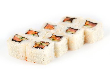 Suşi Roll - Maki Sushi füme yılan balığı, krem peynir, susam, somon ve derin kızarmış sebze içinde izole üzerinde beyaz arka plan yaptı.