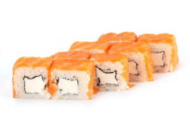 Suşi Roll - Maki Sushi Philadelphia krem peynir ve beyaz arka plan üzerinde izole somon ile.