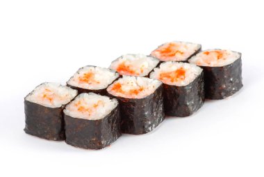 Suşi Roll - beyaz arka plan üzerinde Maki Sushi füme yılan balığı, avokado ve baharat sosu ile izole.