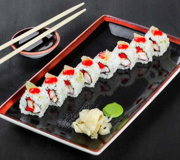 Sushi Roll - Sushi Maki con col rizada de mar, carne de cangrejo, aguacate, queso crema sobre fondo de madera oscura. Vista superior. Cocina japonesa . — Foto de Stock