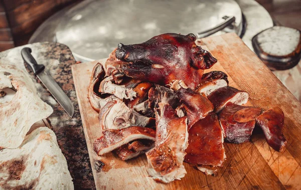 Porco grelhado com bife de carne na tábua de corte. Carne quente — Fotografia de Stock