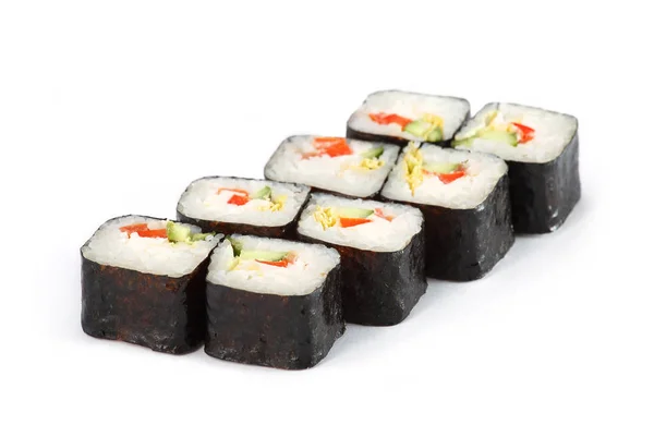 Sushi Roll - Maki Sushi vegetariano con cetriolo, peperone rosso, cavolo e crema di formaggio isolato su sfondo bianco . — Foto Stock