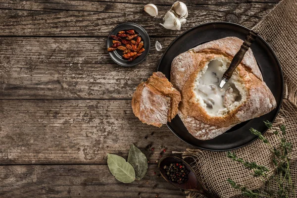 Sopa rústica de pollo con setas en pan con especias sobre fondo rústico de madera. Concepto de comida saludable, vista superior, disposición plana, espacio para copiar — Foto de Stock