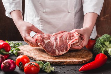 Eller Chef Kasap mutfakta domuz eti holdind, yemek pişirme