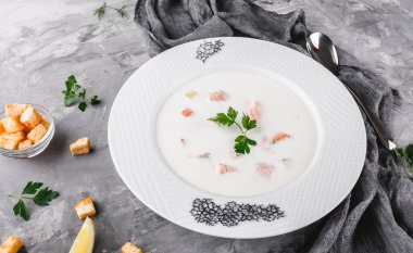 Balık fileto somon ve karides, plaka maydanoz çorbası rustik arka plan üzerinde sağlıklı gıda krem. Maddeler tablosundaki.