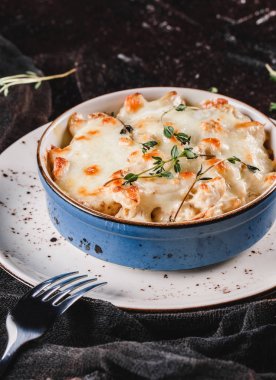 Kasede peynir, brokoli, karnabahar ve otlar ile Güveç