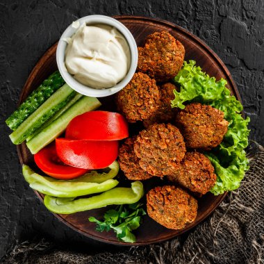 Sarımsaklı yoğurt soslu kavrulmuş nohut falafel köftesi