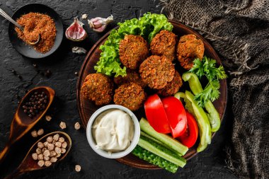 Sarımsaklı yoğurt soslu kavrulmuş nohut falafel köftesi