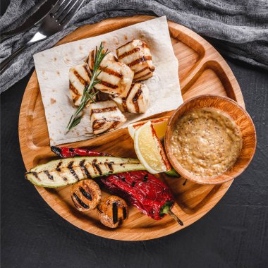 Baharat soslu ızgara fileto balık ve sebzeler