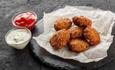 Sarımsaklı yoğurt soslu kavrulmuş nohut falafel köftesi