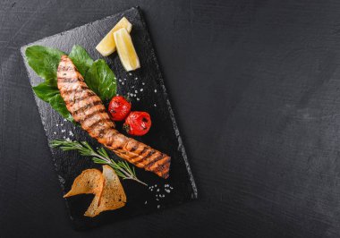 Ispanak, limon, otlar ile süslenmiş ızgara somon fileto