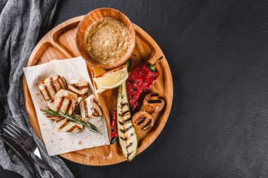 Baharat soslu ızgara fileto balık ve sebzeler