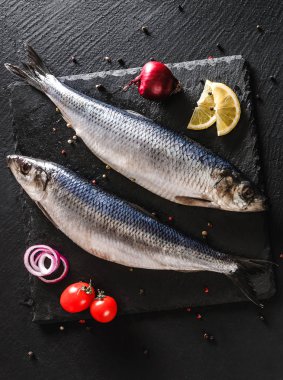 Baharat, limon ile marine tüm uskumru veya ringa balığı balık