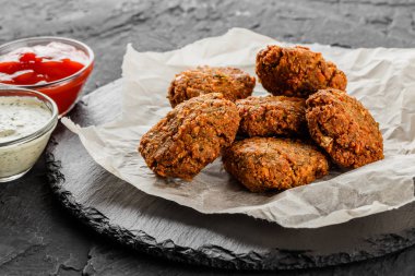 Sarımsaklı yoğurt soslu kavrulmuş nohut falafel köftesi