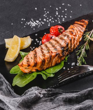 Ispanak, limon, otlar ile süslenmiş ızgara somon fileto