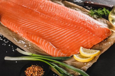 Taze fileto somon, baharat ve limon ile kırmızı balık biftek