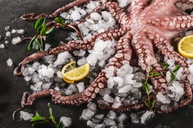 Baharatlı taze çiğ ahtapot ve buzlu limon.