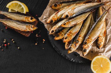 Füme balıklar baharat, tuz, yeşillik ile marine sprat