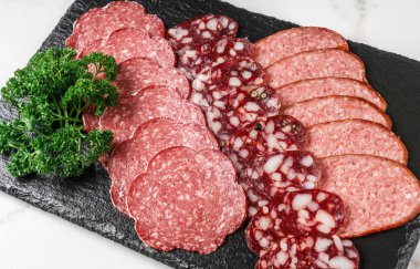 Prosciutto, sosis, salam ile antipasto tabağı soğuk et