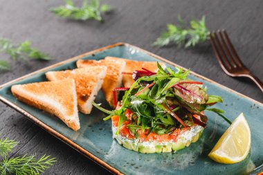 Avokado, somon, yeşillik, arugula ile sağlıklı taze salata