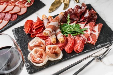 Grissini ekmek çubukları ile antipasto tabağı soğuk et