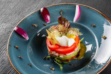 Avokado, kaplan karides, kapari, domates ile sağlıklı taze salata