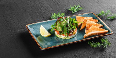 Avokado, somon, yeşillik, arugula ile sağlıklı taze salata