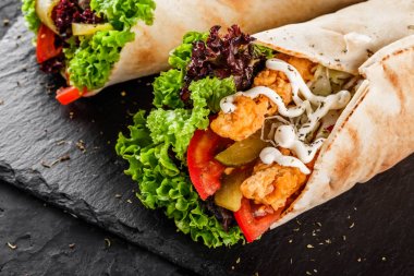 Tortilla ızgara tavuk fileto, taze sebze ile sarar