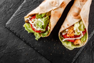 Izgara tavuk, taze sebze ve salata ile Tortilla sarar 