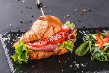 Prosciutto, domates, peynirparmesan ile Kruvasan sandviç