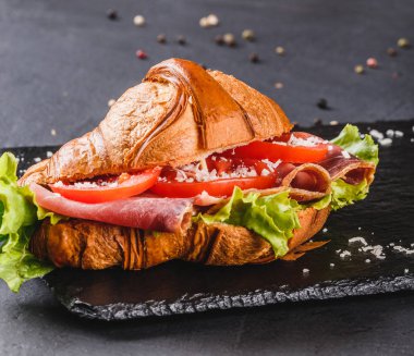 Prosciutto, domates, peynirparmesan ile Kruvasan sandviç