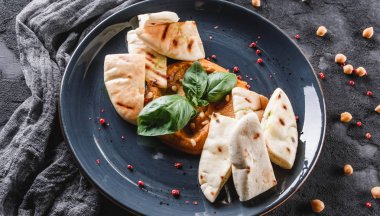 Zeytinyağlı nohut humusu, kırmızı biber, çam fıstığı ve pide