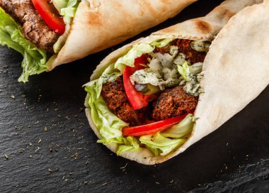 Tortilla kavrulmuş nohut falafel köftesi ile sarar