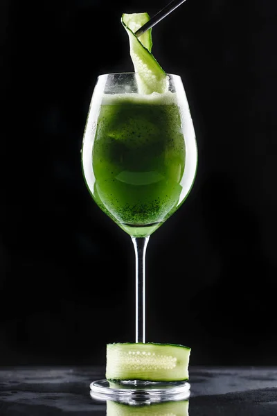 Cóctel alcohólico verde con pepino y kiwi en vaso alto —  Fotos de Stock