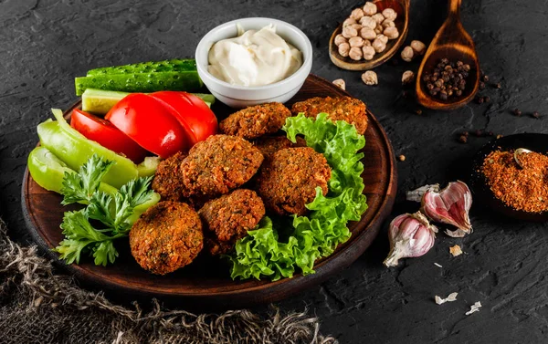 Garbanzos asados empanadas de falafel con salsa de yogur de ajo — Foto de Stock