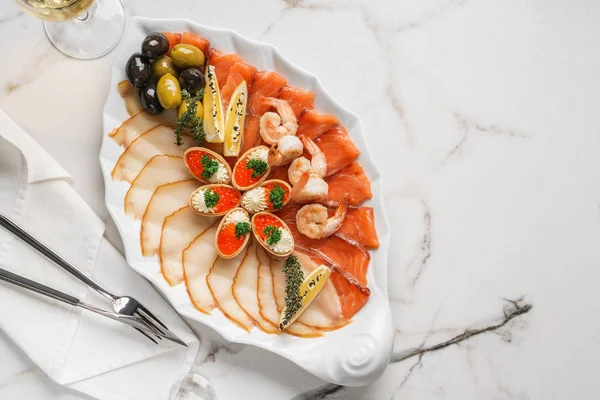 Bandeja de mariscos con rebanada de salmón, pescado pangasius, caviar rojo — Foto de Stock